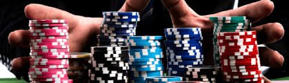Pengguna memeriksa deposit lewat ponsel